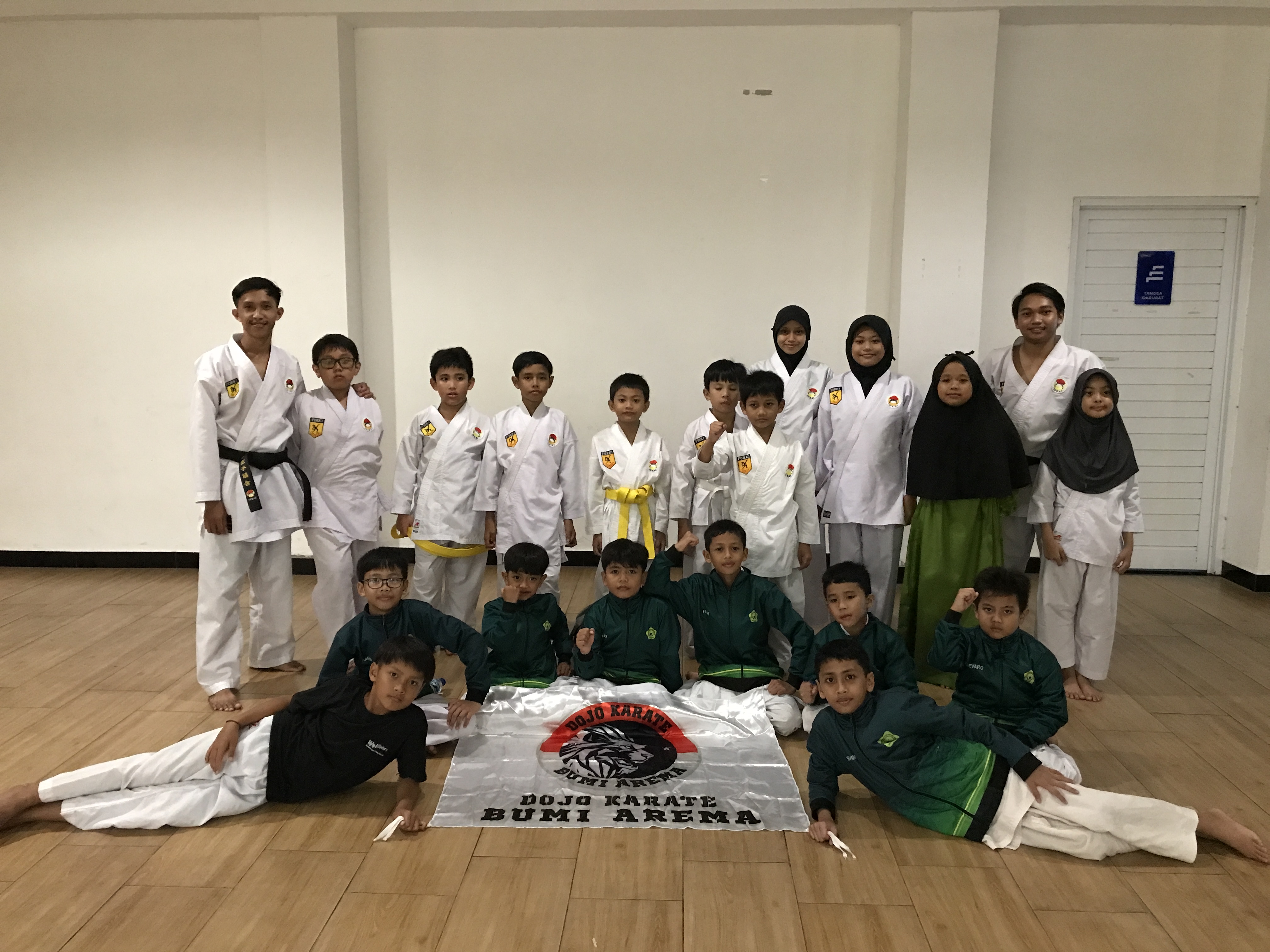 Latihan Rutin Dojo Karate Bumi Arema